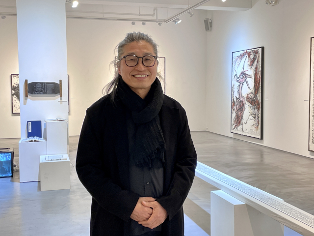 박세호 현대서예가가 전시장에서 환하게 웃고 있다. 이연정 기자