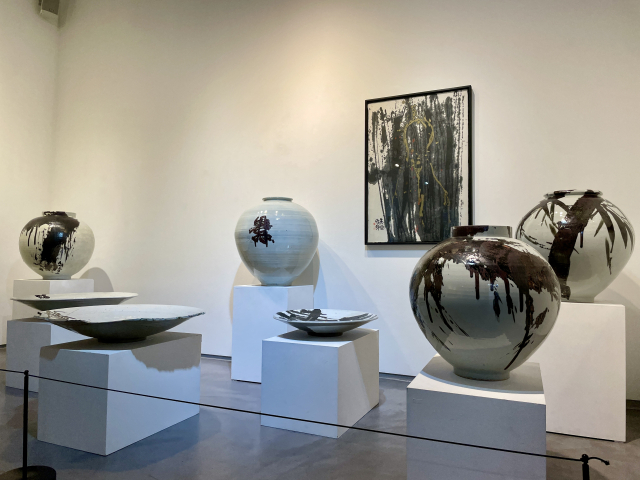 박세호 서예가의 도자 작품들.