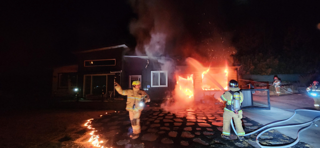 성주군 성주읍 주택화재 현장에서 소방관계자들이 화재 진압을 하고 있다. 경북소방본부 제공