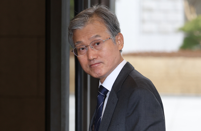 조희대 대법원장이 24일 서울 서초구 대법원으로 출근하며 취재진들 돌아보고 있다. 연합뉴스