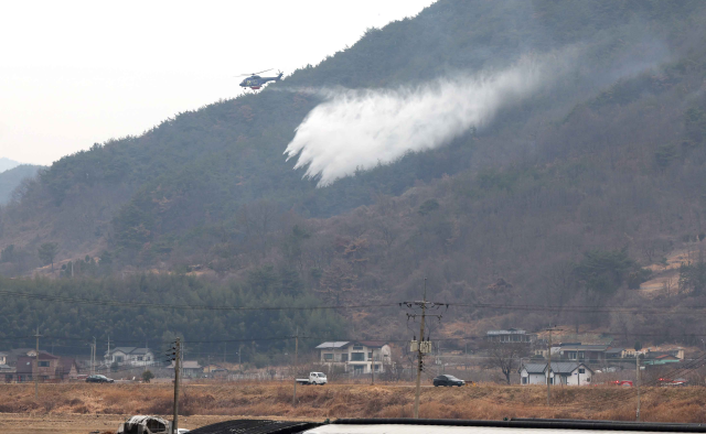 밀양 삼랑진 산불에 소방 '대응 2단계' 발령…진화율 70%