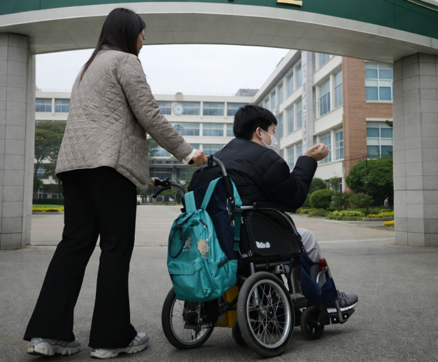 뇌병변 중증과 지적장애를 동반한 중복장애를 앓고 있는 이규현 군이 어머니 장의주 씨의 도움을 받으며 학교 생활을 이어가고 있다. 이동과 식사 등 대부분을 보호자에게 의지해야 하는 규현 군의 모습은 중증 장애 아동 가정의 현실을 보여준다. 정운철 기자 woon@imaeil.com