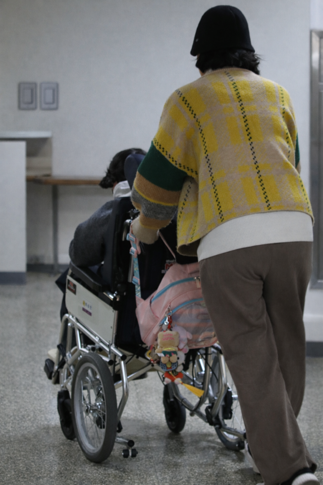 학생의 교실 이동을 돕는 보호자의 모습. 부족한 보조 인력으로 인해 학부모가 직접 학교를 오가며 돌봄을 맡는 사례가 적지 않다. 정운철 기자 woon@imaeil.com