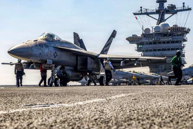 아라비아해에 도착한 니미츠급 항공모함 USS 에이브러햄 링컨호 갑판에서 지난 15일(현지시간) 제151전투공격비행대 소속 F/A-18E 슈퍼 호넷이 이륙을 준비하는 모습. 자료제공=미 해군. AFP 연합뉴스
