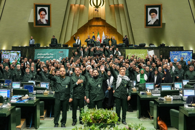 이달 1일(현지시간) 이란 테헤란에서 열린 의회 회기 중 이슬람혁명수비대(IRGC) 군복을 입은 이란 의원들의 모습. EPA 연합뉴스