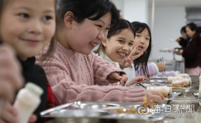 달성군 논공초등학교 급식실에서 학생들이 점심을 고 있다. 전교생 170명 가운데 다문화 학생은 90명으로 학생 국적만 12개국에 이른다. 학교 안에서는 6개 언어가 오간다. 정운철 기자 woon@imaeil.com