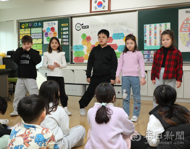 달성군 논공초등학교 2학년1반 교실에서 러시아·카자흐스탄·우즈베키스탄 등 다양한 국적의 학생들이 발표 수업을 하고 있다. 한 학급 학생 12명 가운데 8명이 다문화 학생이다. 정운철 기자 woon@imaeil.com