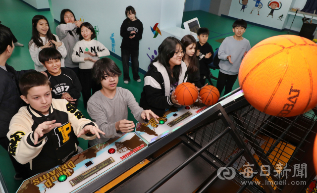 달성군 논공초등학교 VR스포츠실에서 5학년 학생들이 농구게임을 하고 있다. 전교생 170명 가운데 다문화 학생은 90명으로 학생 국적만 12개국에 이른다. 학교 안에서는 6개 언어가 오간다. 정운철 기자 woon@imaeil.com