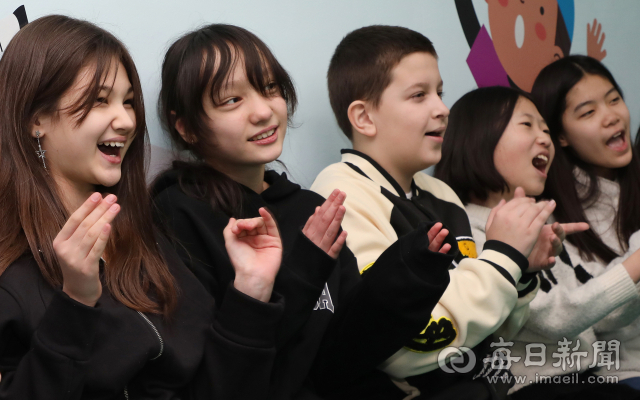 달성군 논공초등학교 VR스포츠실에서 5학년 학생들이 반친구들 게임을 응원하고 있다. 전교생 170명 가운데 다문화 학생은 90명으로 학생 국적만 12개국에 이른다. 학교 안에서는 6개 언어가 오간다. 정운철 기자 woon@imaeil.com