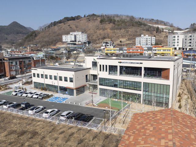 다음 달 11일 개관식을 앞두고 있는 경북교육청 산하 영양도서관의 전경 모습. 김영진 기자