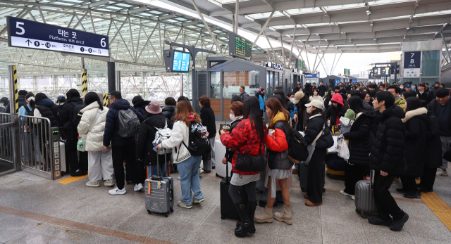 설 명절 연휴를 앞둔 13일 서울역에서 귀성객들이 고향으로 향하는 KTX 열차로 향하고 있다. 사진은 기사내용과 관련 없음. 연합뉴스