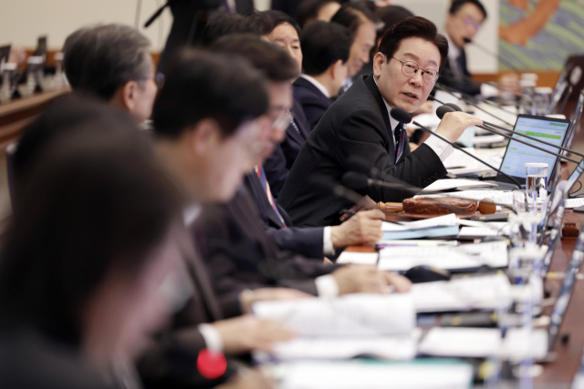 이재명 대통령이 24일 청와대에서 열린 국무회의에서 발언하고 있다. 연합뉴스