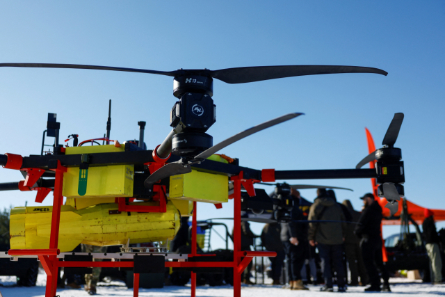 지난 20일(현지시간) 우크라이나 모처에서 열린 드론 제조업체 전시회에 한 대형 무인 항공기(UAV)가 전시되어 있다. 포탄을 투하할 수 있는 쿼드롭터 드론이다. 로이터 연합뉴스