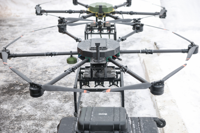 지난 21일(현지시간) 러시아 모스크바에서 제45 독립근위공병 여단 장병에게 훈장을 수여하는 행사가 열렸다. 행사장에 여단이 운용 중인 무인항공기가 전시돼 있다. TASS 연합뉴스