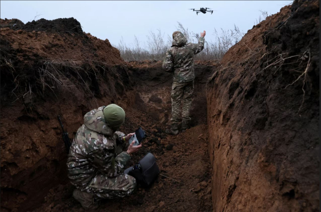 2022년 2월 25일 우크라이나 바흐무트 인근에서 우크라이나군 제58독립기동보병여단 소속의 두 병사가 드론을 테스트하기 위해 날리고 있다. 로이터 연합뉴스