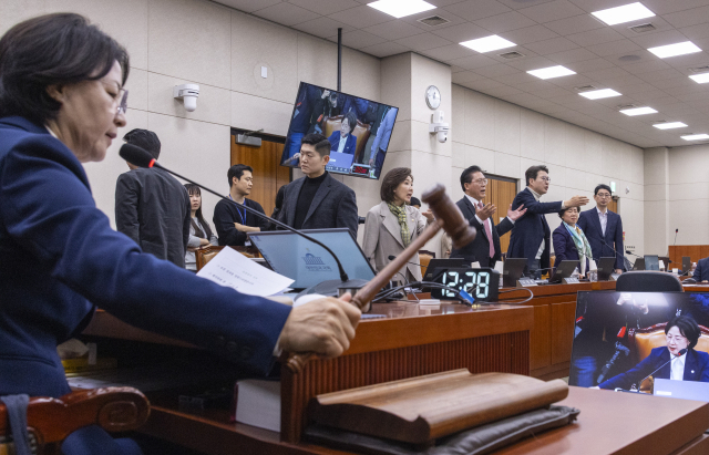 추미애 국회 법제사법위원장(앞)이 24일 국회에서 열린 법사위 전체 회의에서 