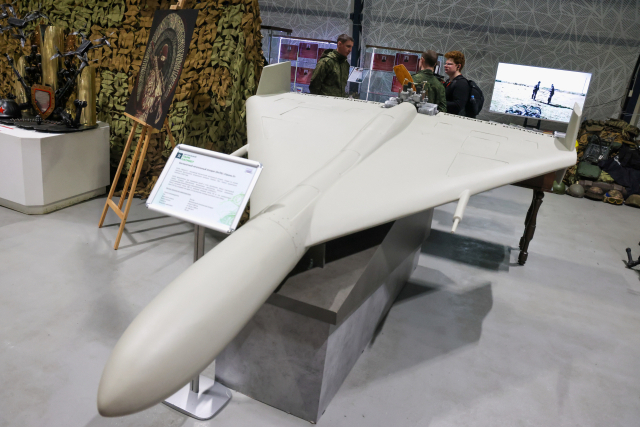 지난 6일 러시아 모스크바 외곽 쿠빈카 인근 패트리어트 파크에서 열린 역사 전시회에 게란-2(샤헤드 드론의 러시아 이름) 드론이 전시되어 있다. TASS 연합뉴스