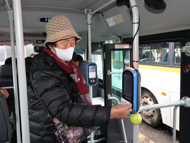 24일 영양군에서 입압, 석보 등으로 이어지는 신설 노선 농어촌 버스에 군민들이 탑승하고 있다. 영양군 제공