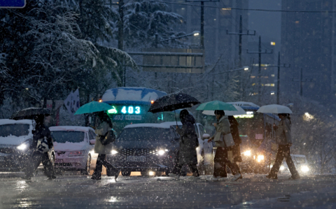 [포토뉴스] 대설주의보 속 대구, 눈길 퇴근