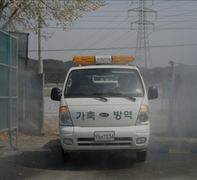 성주군 가축 방역 차량이 방역 작업을 하고 있다. 성주군 제공