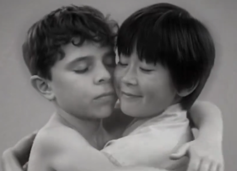 두 소년공 포옹 영상이 300만뷰?…李대통령 