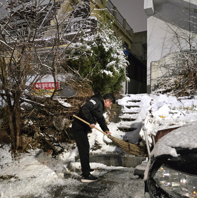 대구 덮친 폭설… 북구 경로당 앞 빙판길 묵묵히 쓸던 남성의 정체