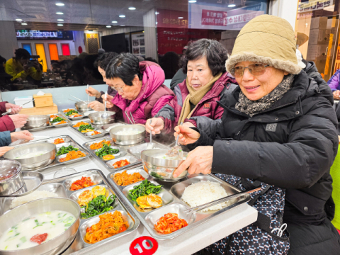 34년간 멈추지 않은 나눔…올해도 이어지는 '천사무료급식소' 온기