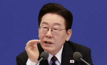 깨끗한나라 '100원 생리대' 출시에…李 