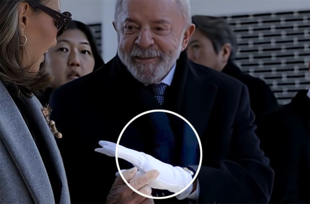 부인에게 맞춤 장갑을 보여주고 있는 룰라 대통령. 유튜브 영상 캡처