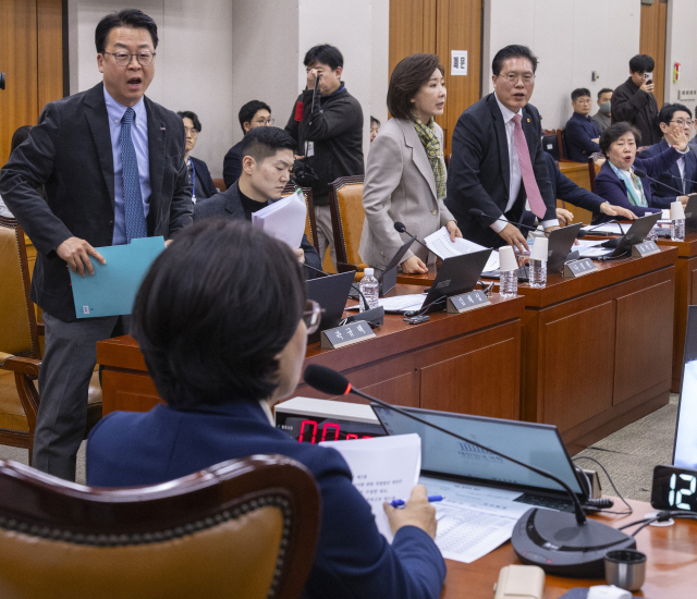 추미애 국회 법제사법위원장(앞)이 24일 국회에서 열린 법사위 전체 회의에서 