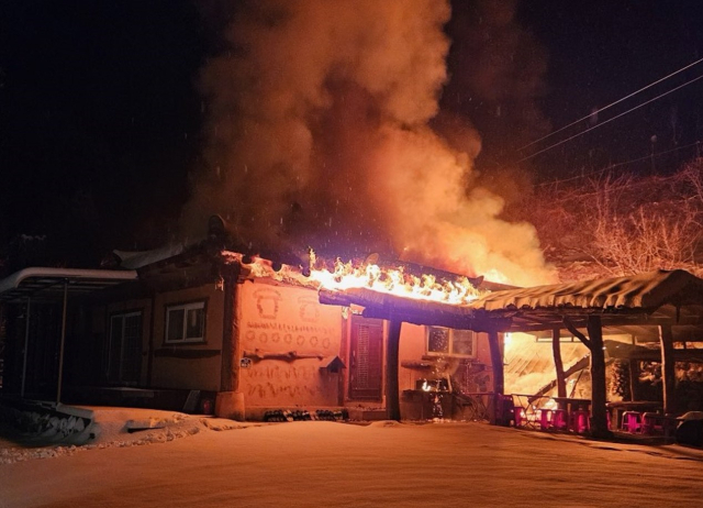 김천시 증산면 민박 화재 현장 모습. 경북소방본부 제공