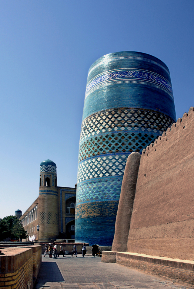 칼타 미너렛은 미완성이지만 상상력이 포함된 갖가지 색상의 정교한 문양이 아름다워 더욱 유명해졌다. 박순국 전 경일대 교수 제공