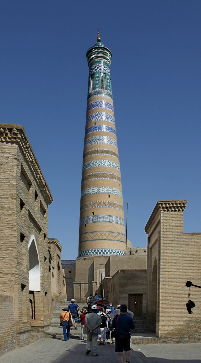 히바에서 가장 높은 구조물인 높이 57미터의 