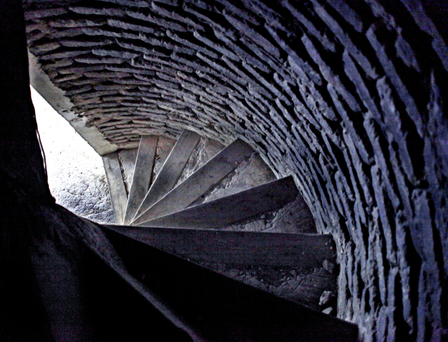 호자 미너렛의 꼭대기로 올라가는 입구. 좁고 어두우며 가파른 돌계단을 올라야 도시를 조망할 수 있다. 박순국 전 경일대 교수 제공