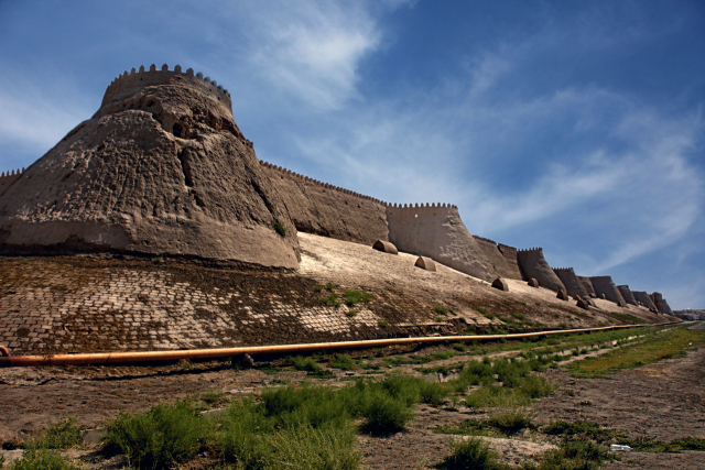 천년의 도읍을 지키기 위해 이중으로 두텁고 높게 축조된 히바의 성벽. 짧고 부드러운 짚을 넣어 말린 흙벽돌로 채워져 있다. 박순국 전 경일대 교수 제공