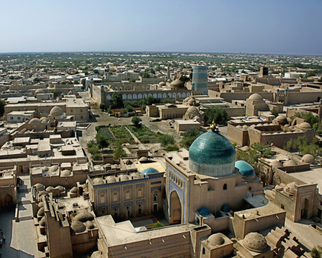 시가지 전체가 세계문화유산으로 지정된 박물관 도시 히바의 전경. 높은 첨탑 호자 전망대에 올라 보면 흙벽돌로 지은 각종 유적들과 그 너머 광활한 초원과 사막의 지평선이 보인다. 박순국 전 경일대 교수 제공