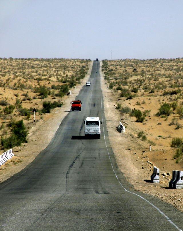 옛 히바왕국으로 가는 길. 천년이 넘는 세월 동안 수 많은 사람들이 오고간 실크로드가 길게 연결되어 있다. 박순국 전 경일대 교수
