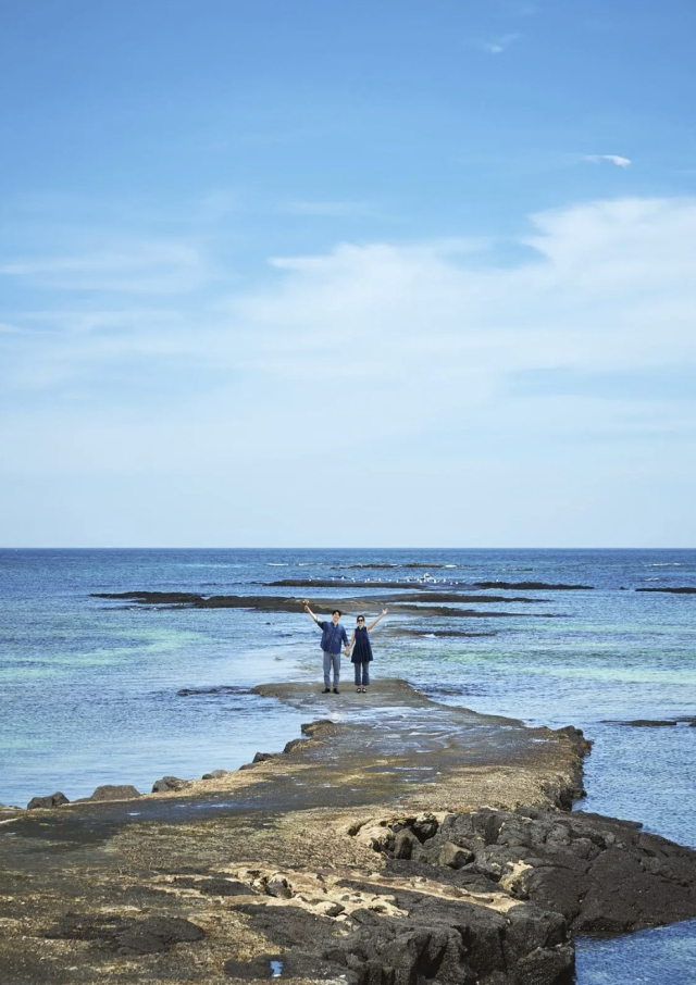 떠오르길은 간조시간 때마다 초록 카펫의 바닷길이 열려서 김녕 바닷속으로 걸어가는 듯 멋진 인생샷을 남길 수 있는 환상적인 사진 명소이다. 제주관광공사 제공