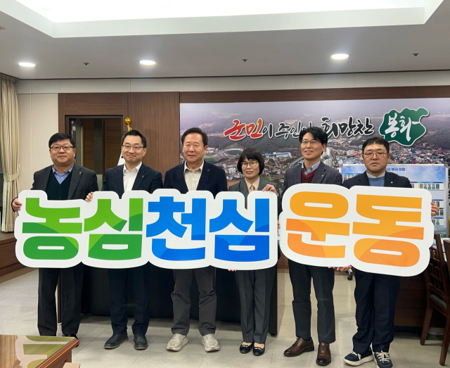 NH농협재경봉화향우회와 농협봉화군지부가 지난 24일 봉화군을 방문해 지역사회 발전과 고향사랑기부제의 안정적 정착 및 확산를 위해 고향사랑기부금 1천100만원을 전달했다. 농협 봉화군지부 제공