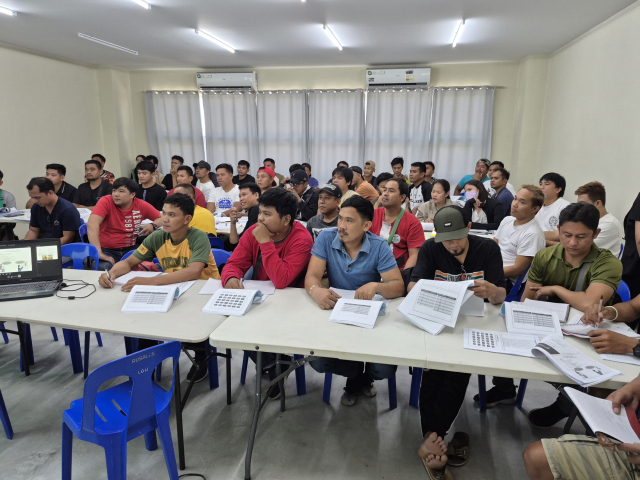 필리핀 로살레스시 계절근로자들이 한국문화교육을 받고 있다. 영주시 제공