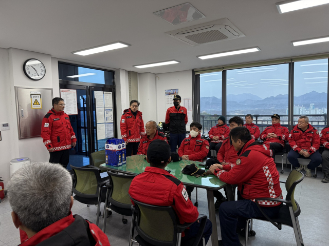 김성윤 김성윤 안전건설국장이 산불대응센터를 방문해 산불 진화 대원들을 격려했다.거창군 제공