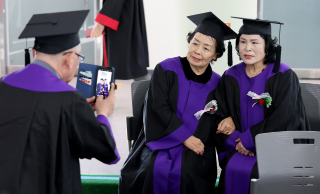 대구 달서구 성서노인종합복지관에서 열린 제26기 달서구노인문화대학 졸업사진 촬영식에서 학생들이 기념사진을 찍고 있다. 매일DB