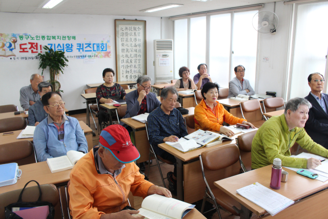 동구노인대학에서 수업을 듣고 있는 학생들. 동구노인대학은 사주명리, 풍수지리, 생활상식 등의 교양수업을 진행한다. 매일DB