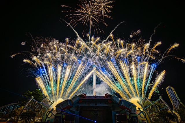 경남로봇랜드는 오는 3월 1일 2026년 첫 번째 불꽃쇼인 로랜불꽃쇼를 펼친다.