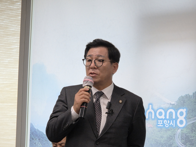 25일 오전 포항시 남구 대잠동 포항시청 브리핑룸에서 이상휘 국회의원이 기자 간담회를 열고 지역 민심 및 현안 발표를 하고 있다. 배형욱 기자