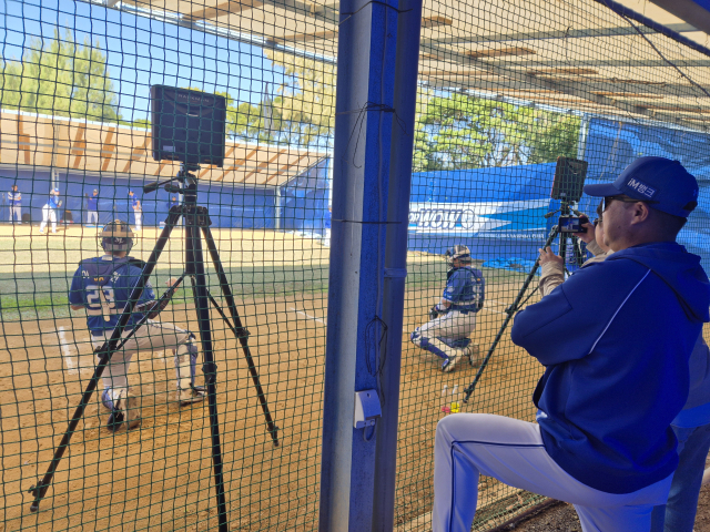 삼성 라이온즈의 박진만 감독(오른쪽)이 일본 오키나와 전지훈련 도중 투수들의 불펜 투구를 지켜보고 있다. 채정민 기자