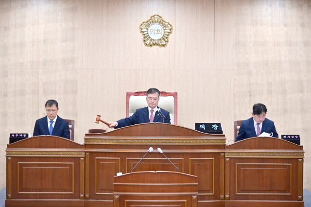 심상휴 청송군의장이 25일 제286회 임시회 개회를 선포하고 의사봉을 두드리고 있다. 청송군의회 제공