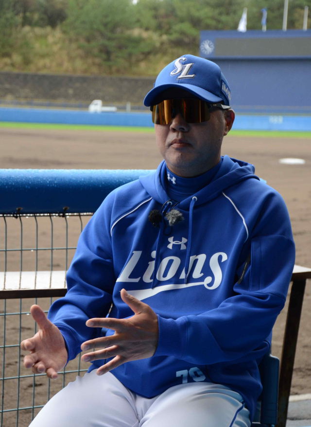 삼성 라이온즈의 박진만 감독이 일본 오키나와 전지훈련 도중 취재진의 인터뷰에 응하고 있다. 채정민 기자