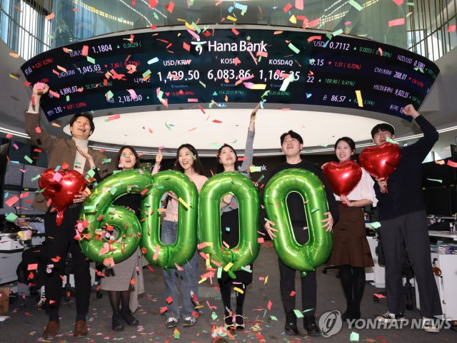 '새 역사' 코스피, 사상 첫 6000선 돌파…코스닥은 강보합 마감