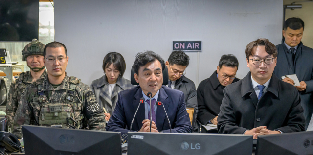 안규백 국방부 장관이 15일 육군 25사단 GOP 부대를 방문해 군사대비태세를 점검하고 있다. 연합뉴스